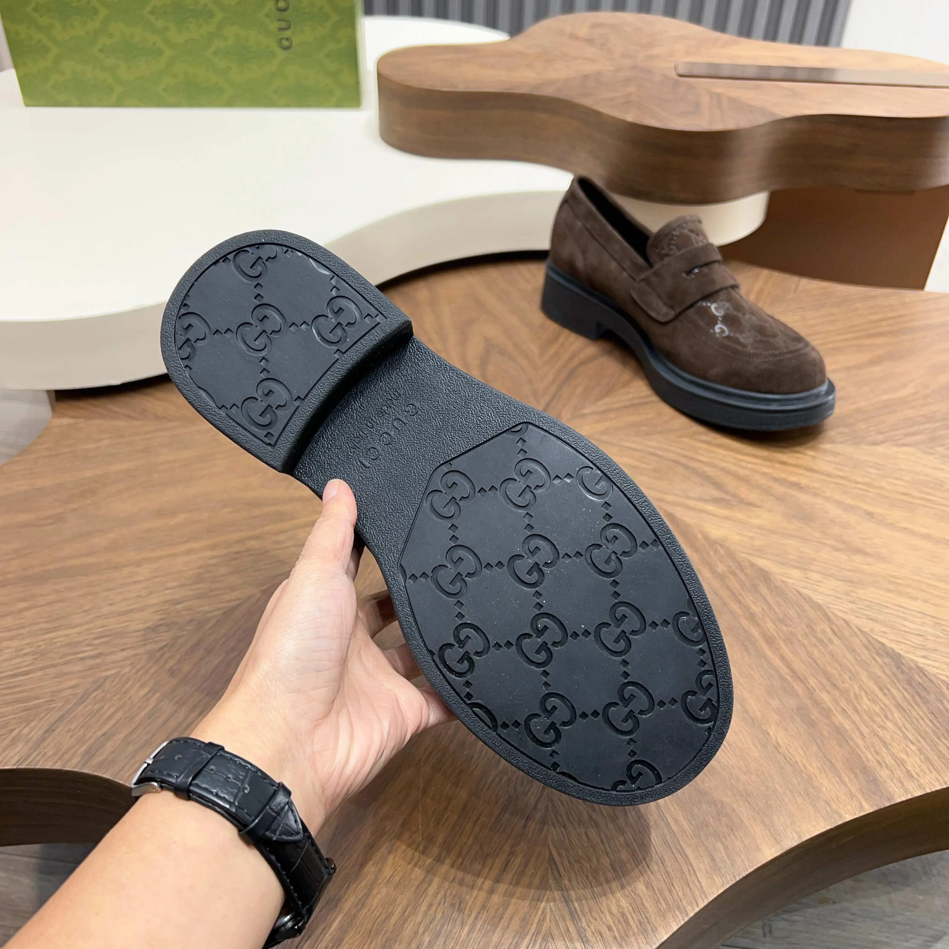 💰780 Gucci/Gucci new men’s lace-up shoes with GG details, matte cow leather derby shoes! The design of this men's lace-up shoe is rooted in the brand's heritage. Crafted from premium waxed cow leather, it is embellished with GG printed embossed suede leather details, a nod to Gucci's iconic monogram. The rubber sole decorated with GG pattern adds a touch of modern fashion to this design. Typical three-joint style design. European and American classic version, full calfskin lining. The overall upper texture is soft and the lining is comfortable and breathable. 2CM thickened soft rubber sole, easy to control. Versatile and stylish upper foot, multiple colors available to meet different matching needs, complete package! Size: 39-40-41-42-43-44 leather shoe size (38.45.46 can be customized)
